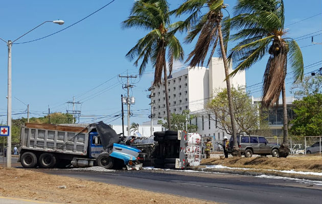 Así quedaron los camiones en la vía. Foto: José Vásquez.