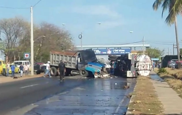 Tránsito vehicular afectado por el accidente. Foto: José Vásquez