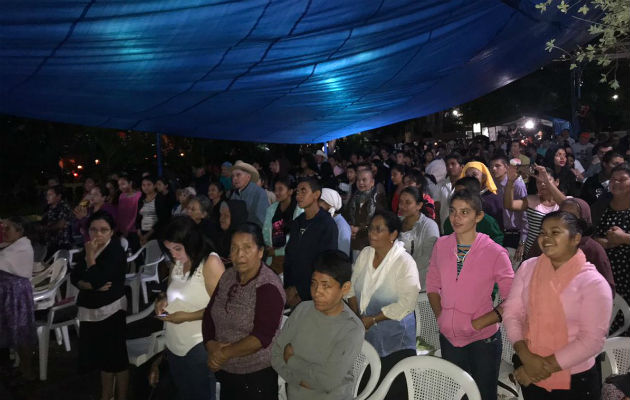 Los lugareños se concentraron en su plaza central para participar de una vigilia.