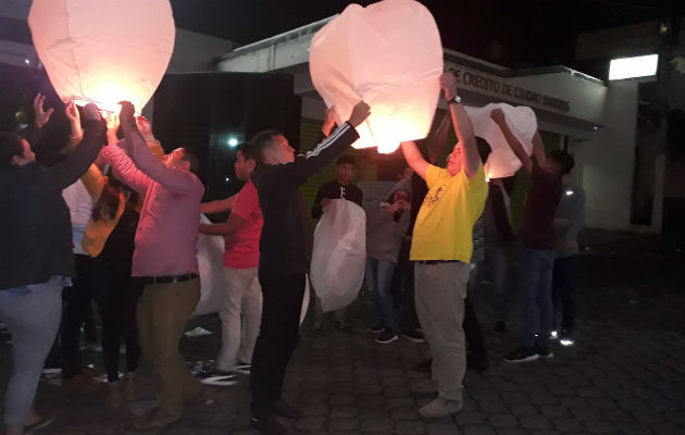 Los lugareños se concentraron en su plaza central para participar de una vigilia.