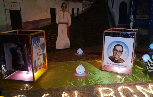 Se realizaron alfrombras en las calles como homenaje por la canonización.