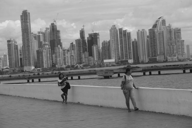 Ir cambiando poco a poco la tradición de éxito de Panamá para convertirlo en una mediocre oficina de cobros de impuestos en ultramar.