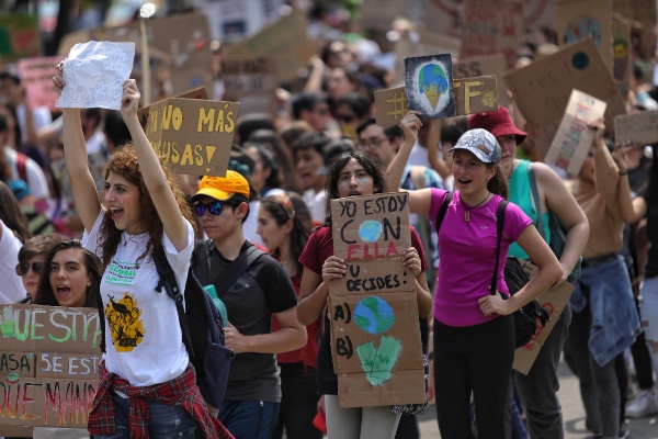 Los jóvenes hicieron presión a lo largo del fin de semana con sendas marchas, para hacerle un llamado a los líderes para que tomen decisiones para proteger el planeta. FOTO/EFE