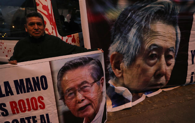  Un seguidor del expresidente peruano Alberto Fujimori espera afuera de la clínica. Foto: EFE 