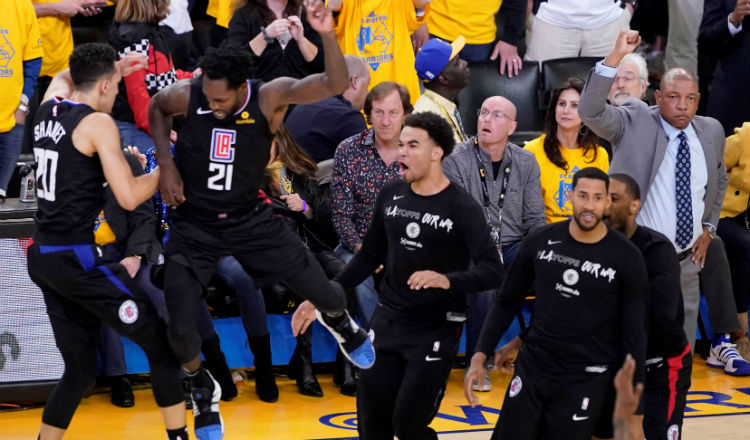 Los jugadores de los Clippers celebran el triple del escolta Landry Shamet. Foto EFE