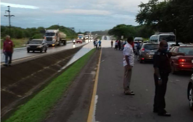El río Pocrí en Aguadulce se salió de su cauce afectando a muchos conductores. @TraficoCPanama