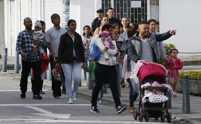 Los migrantes han dicho que están frustrados con la distribución de alimentos y las reglas que les prohíben cocinar. FOTO/AP