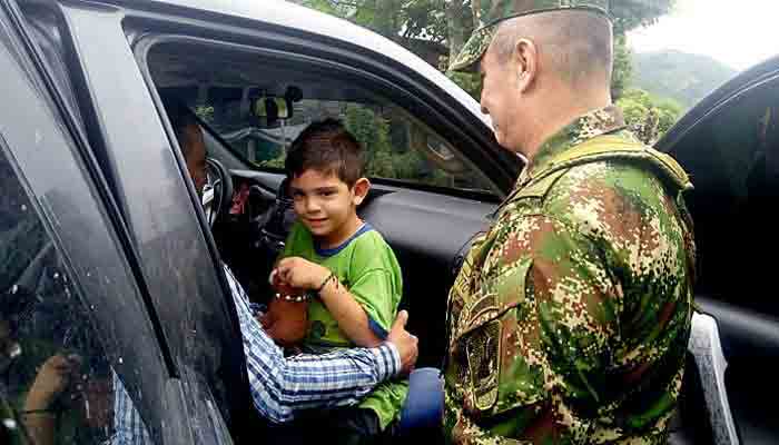 Cristo José Contreras,es recibido por su padre Edwin Contreras, alcalde de El Carmen. FOTO/EFE