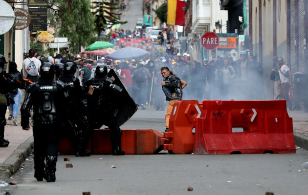 Manifestantes se enfrentan a la Policía de Colombia este jueves, durante la jornada de Paro Nacional en Bogotá. Foto: EFE.