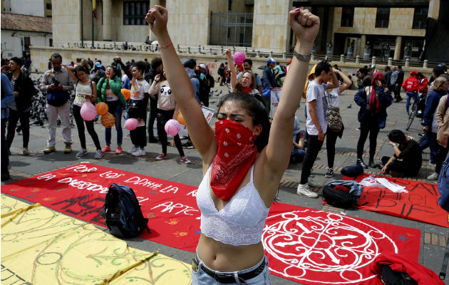 Una manifestante con el rostro cubierto en la jornada de Paro Nacional en la Plaza de Bolívar, en Bogotá. Foto. EFE.