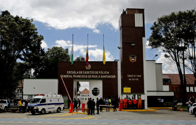 En la institución se llevaba a cabo una ceremonia de ascensos y de imposición de condecoraciones. Los participantes salieron a velocidad a tratar de auxiliar a los heridos.