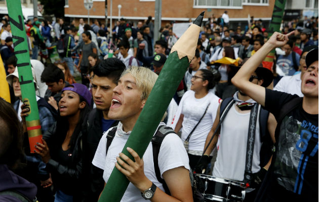 Estudiantes participan en la manifestación en Bogotá. EFE. 
