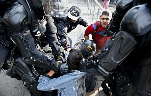 Manifestantes se enfrentan a policías durante la manifestación en Bogotá. EFE