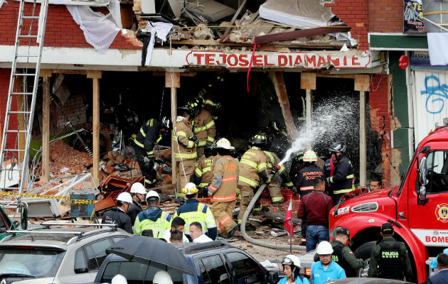 Bomberos en el lugar de la explosión, al occidente de Bogotá. EFE. 