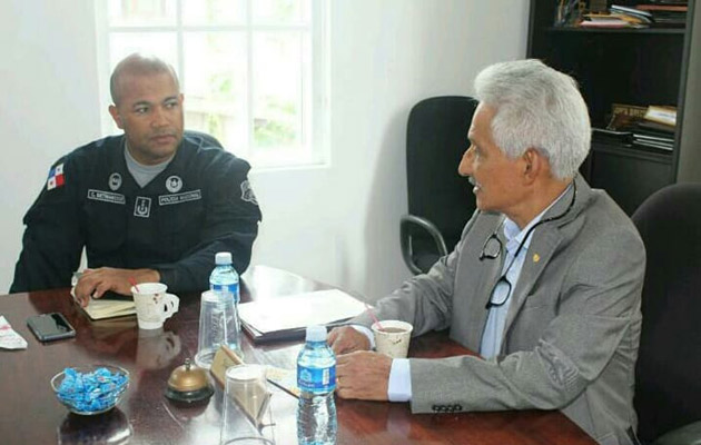 El presidente de la cámara, José Ortega Hidalgo, sostuvo una reunión con el nuevo jefe policial de Colón, Carlos Bethancourt, para evaluar la situación de inseguridad. Foto/Diómedes Sánchez