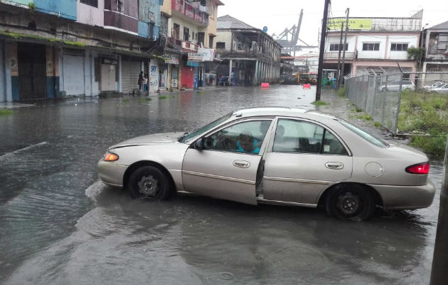 Muchos conductores se han visto afectados por las inundaciones en Colón. 