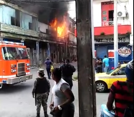 Pasadas la 8 de la mañana los bomberos ya tenían controlado el incendio. Foto/Diómedes Sánchezz