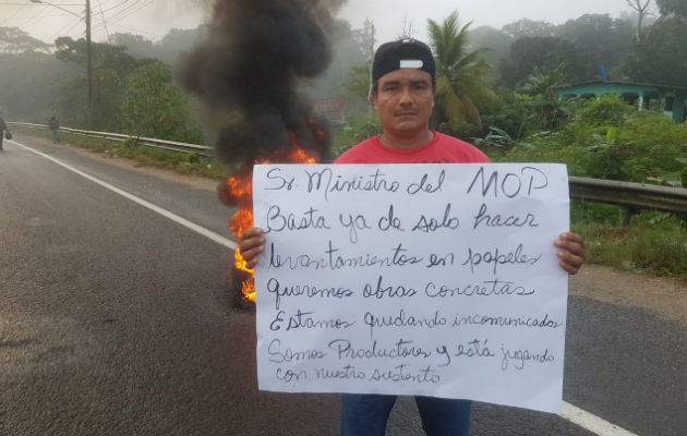 Los moradores de Salamanca portan pancartas, durante el cierre en Colón. 