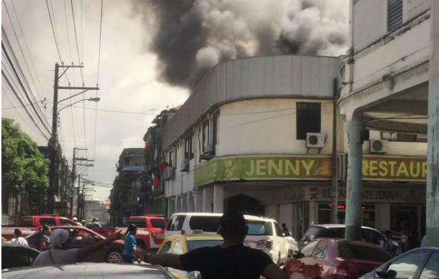 Bomberos atienden fuego en Colón. Foto/Cortesía