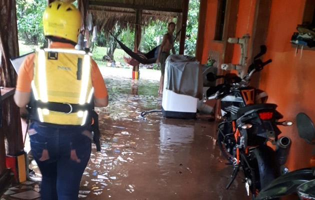Personal del Sinaproc, llevó a cabo el censo de las casas afectadas por las inundacione. Foto/Diómedes Sánchez