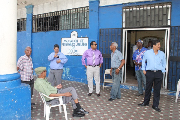 Los jubilados solicitan que se les apoye con los medicamentos que no suministra la CSS. Foto/Diómedes Sánchez