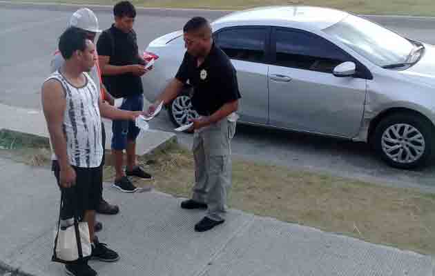 Un grupo de personas recibe información sobre la prevención de delitos. Foto/Diómedes Sánchez