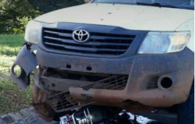 La moto que conducía el menor de edad en Colón, quedó debajo del vehículo pick up.