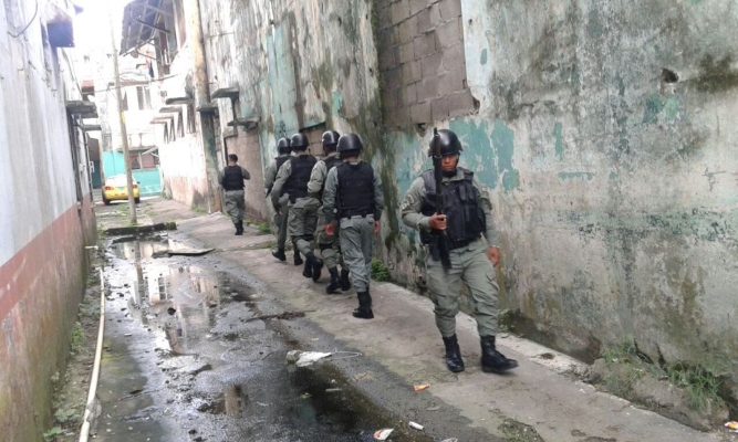 La Policía Nacional lleva a cabo una serie de operativos con el fin de dar con el paradero de los pistoleros. Foto/Diómedes Sánchez