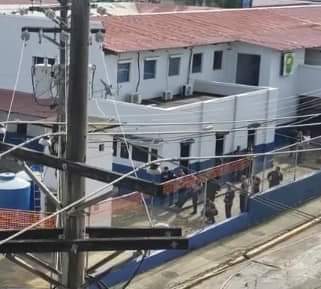 El subteniente de la Policía Nacional Sergio Cochez, se tomó por espacio de cuatro horas las instalaciones de la armería del Cuartel de la Calle 12 de Colón.