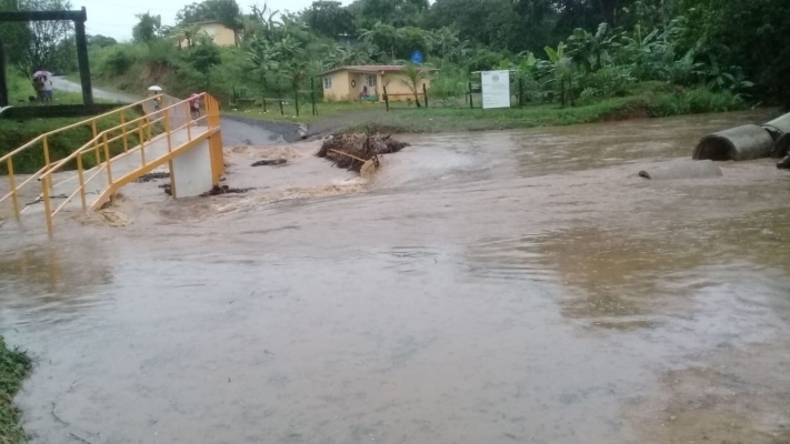 Suseth Espinoza, residente del área señaló que todo sucede porque la limpieza que se hacia en el afluente, no se culminó, dejando sedimentos, que con la lluvia, cayó a la quebrada. Foto/Diómedes Sánchez