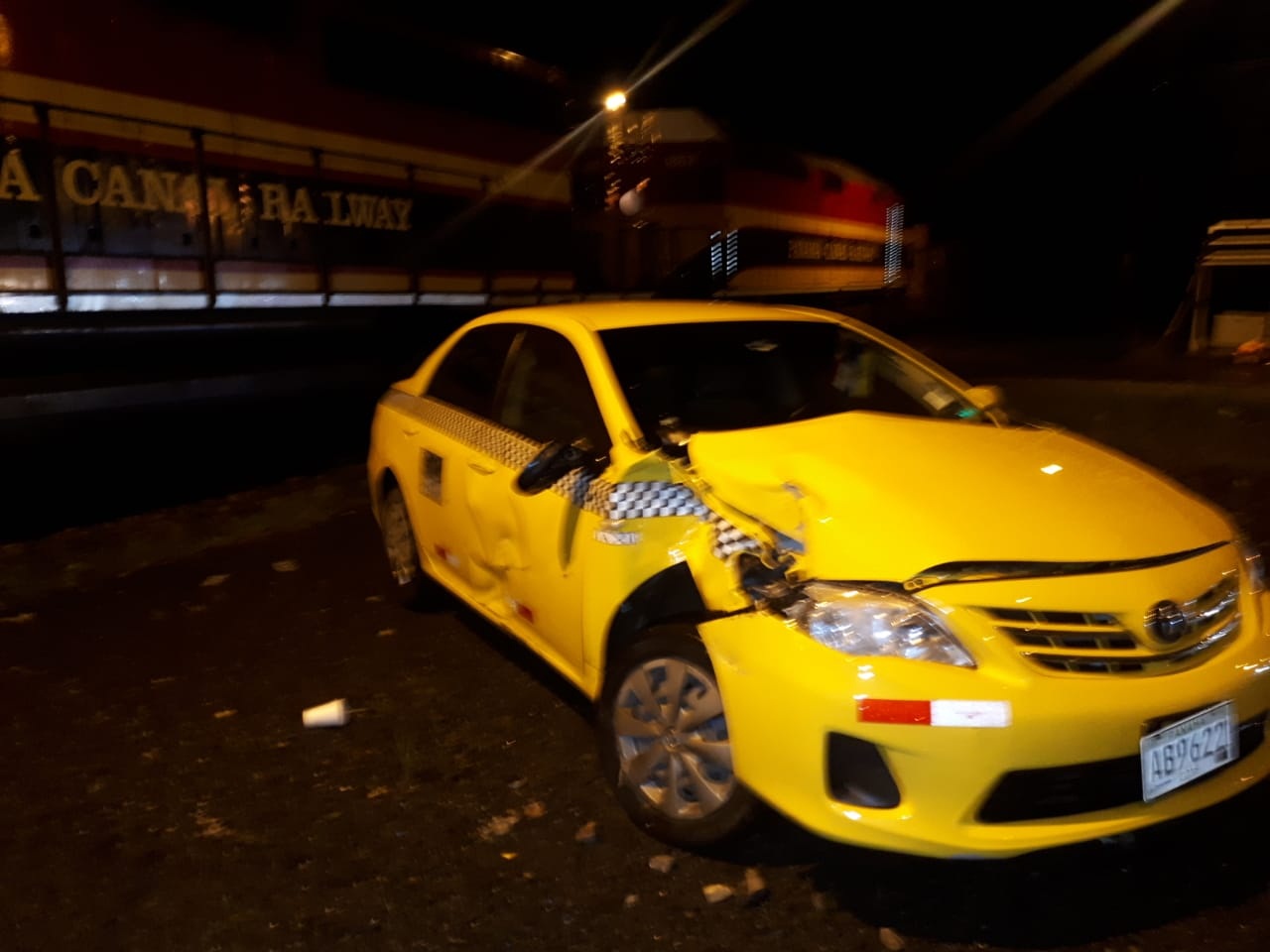 La versión del taxita afectado en este accidente de tránsito es que no escuchó el ruido del tren. Foto/Diómedes Sánchez