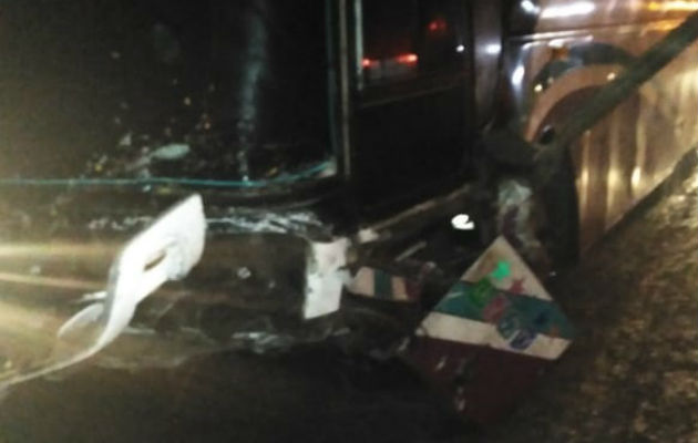 El accidente se dio entre un taxi y un bus tipo nevera, a eso de las 9:00 p.m., a la altura de la comunidad de Río Gatún.