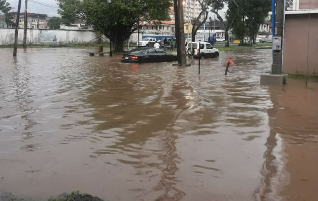 El aguacero mantiene atrasado el acto de romería de los bustos de los próceres ubicados en la entrada de la ciudad de Colón.