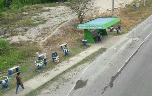  La parada de buses en Quebrada Bonita es peligrosa. Foto: Diómedes Sánchez.