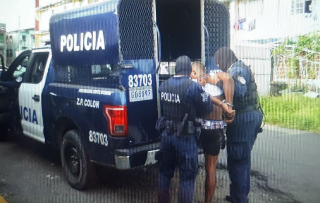 Momentos en que es montado a un patrulla. Foto: Diómedes Sánchez.