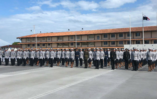 Graduación de cadetes de la Policía Nacional en el Residencial José Dominador Bazán. Foto: Diómedes Sánchez. 