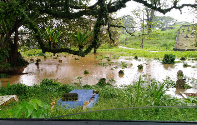 Cementerio en Arco Iris inundado tras la fuerte lluvia. Foto: Diómedes Sánchez.