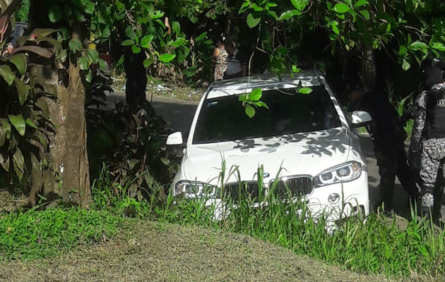 Policías inspeccionan el vehículo de la víctima. Foto: Diómedes Sánchez.