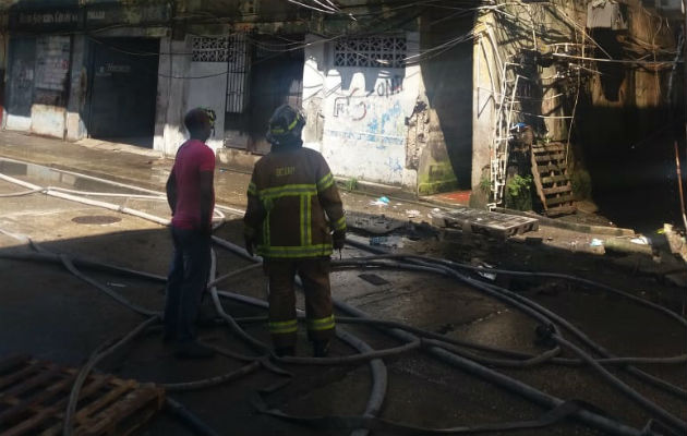 El CBN acudió a sofocar el incendio, pero cerca de las 2:00 p.m., se quedaron sin agua, por la baja presión, de allí que fue necesario, el envió de carros cisternas para sofocar el incendio y evitar que pase a otros caserones cerca al fuego.