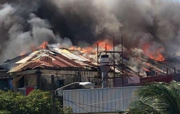 El fuego ocasionó una gran humareda. Foto: Diómedes Sánchez. 