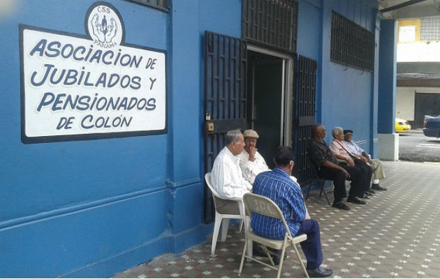 Los retirados colonenses exigen un aumento en el pago de sus jubilaciones las cuales aseguran, son sumamente bajas, sobre todo en un momento en que se dan constantes alzas en los alimentos de la canasta básica.