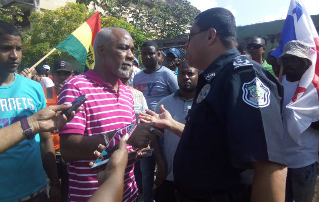 De allí, se trasladaron hacia el centro comercial Colón 2000. En el lugar los manifestantes arrojaron piedra contra los agentes de la Policía Nacional y estos respondieron con varios disparos.