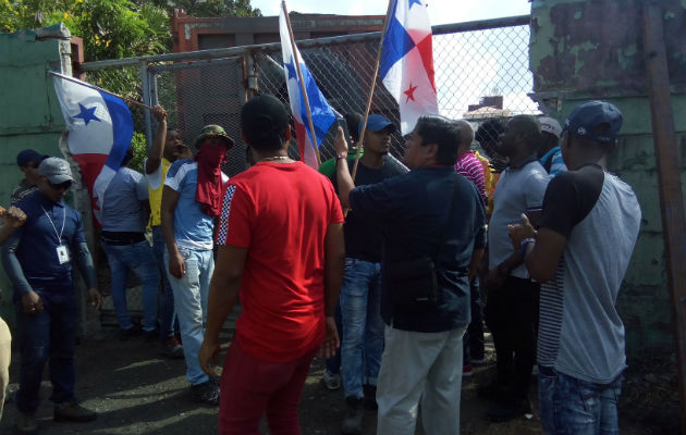 La acción se desarrollo inicialmente en las oficinas de CUSA, en las antiguas instalaciones del Colegio Abel Bravo, en donde la Policía Nacional trató de que desalojaran el área, explicándoles que era propiedad privada.