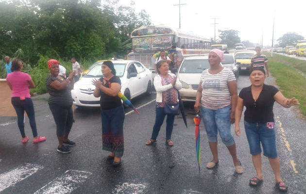 Una de las manifestantes, Luisa Brown de 36 años de edad indicó que ellos están cansados de no tener agua en sus residencias por lo que tomaron la determinación de cerrar la vía pública.