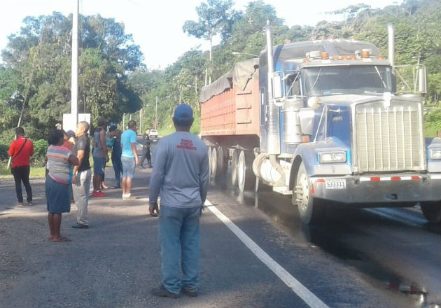 Protestan por falta de agua potable en su comunidad. Foto: Diómedes Sánchez.