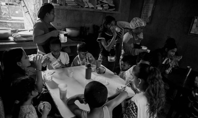 El comedor infantil en Las Mañanitas podría ser una alternativa para alimentar a los niños.  Foto: EFE.