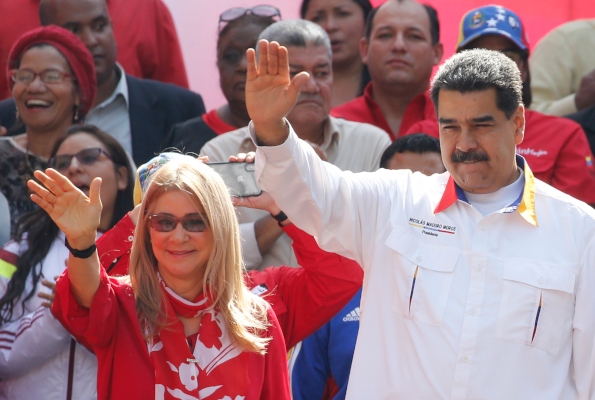 Nicolás Maduro y su esposa celebran el aniversario de su disputada reelección en medio de una creciente crisis humanitaria y agitación política. FOTO/AP