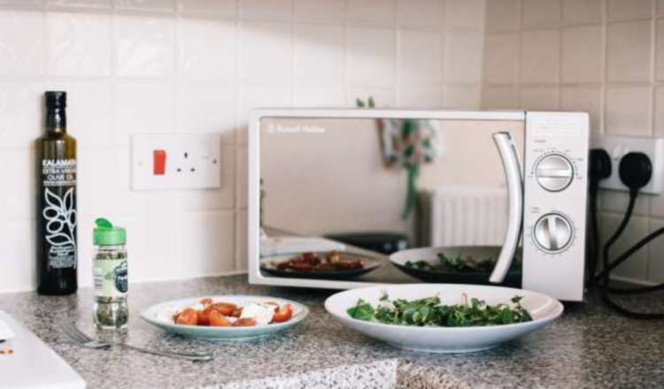 Calentar comidas en recipientes de plástico en el microondas