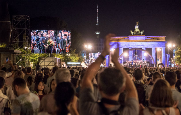 Un concierto en Berlín atrajo a 20 mil personas a ver al director de orquesta Kirill Petrenko asumir el puesto. Foto/ Gordon Welters para The New York Times.