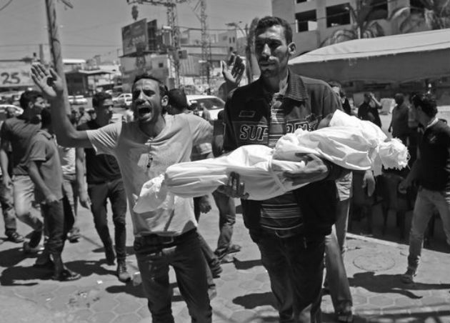 Un padre lleva el cuerpo de su niño sin vida, producto de un ataque en la Franja de Gaza. Foto: AP.